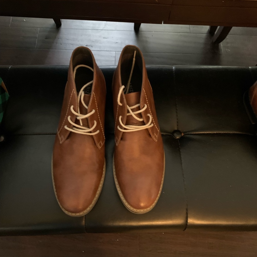 Men’s 12m boots great condition I wholes or tears